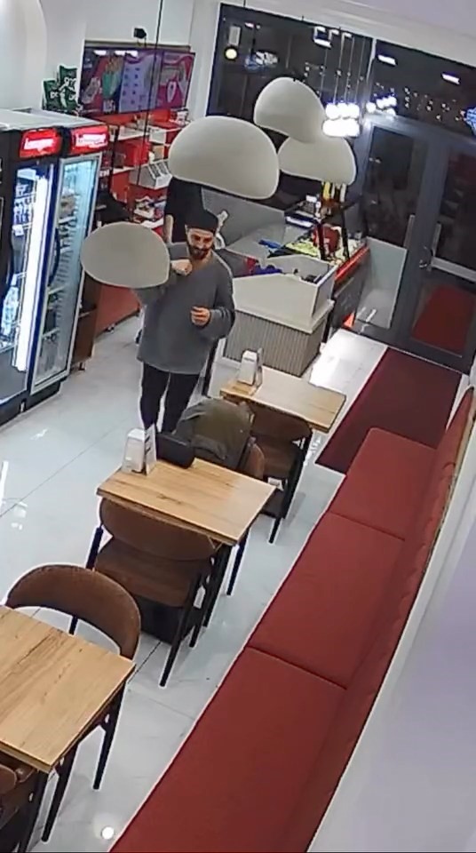 siparis ettigi durumun icerisine sakalinin killarini koydu hesap odemeden cikti 1 jyuW6RDu