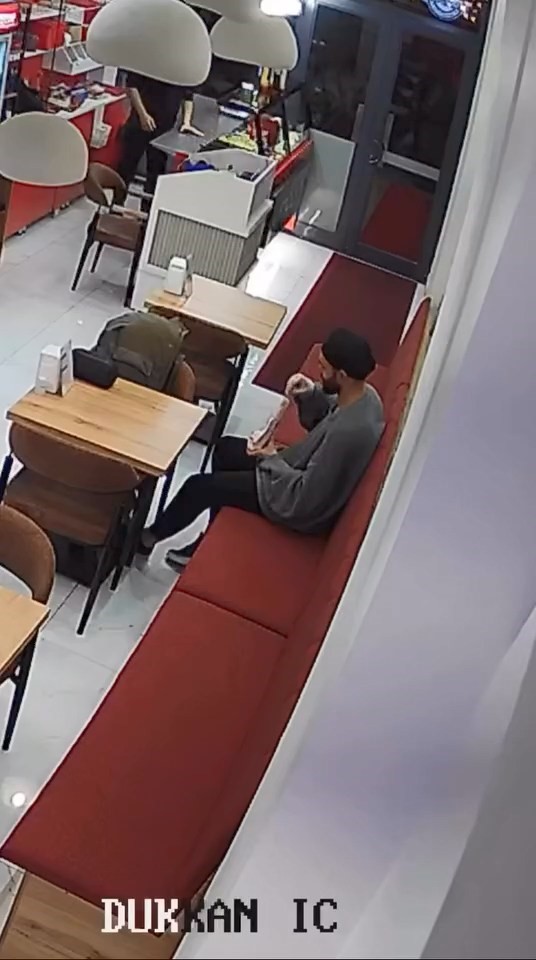 siparis ettigi durumun icerisine sakalinin killarini koydu hesap odemeden cikti 2 cnEkaVXC