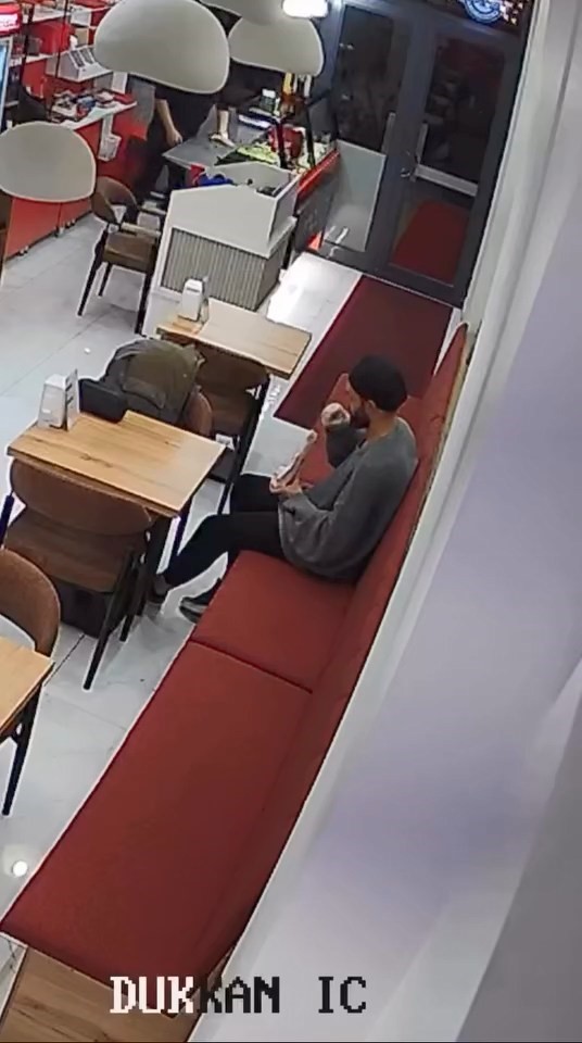 siparis ettigi durumun icerisine sakalinin killarini koydu hesap odemeden cikti 3 cfBC8ce4