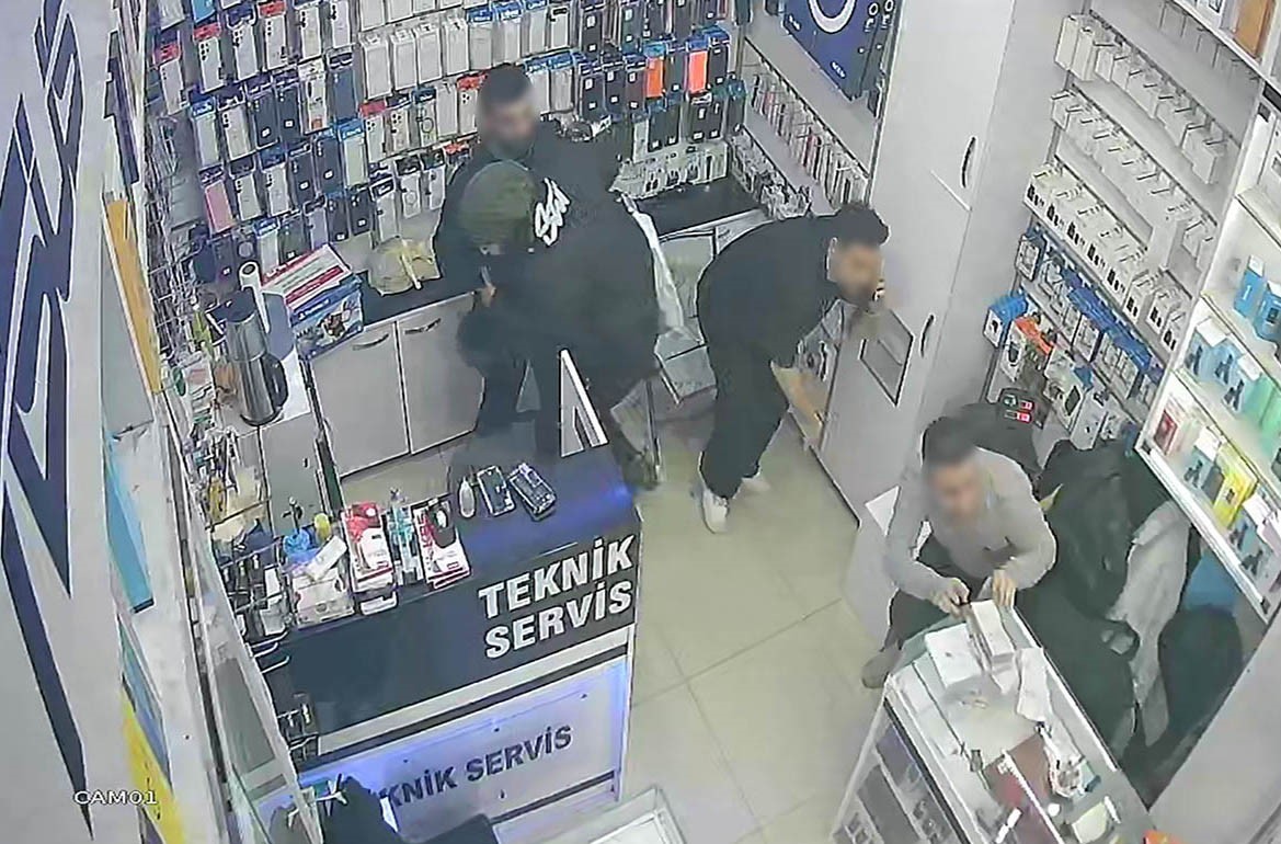 sirkecide isten cikarilan sahis is yerine silahla ates acti 0 tXnNWbh4
