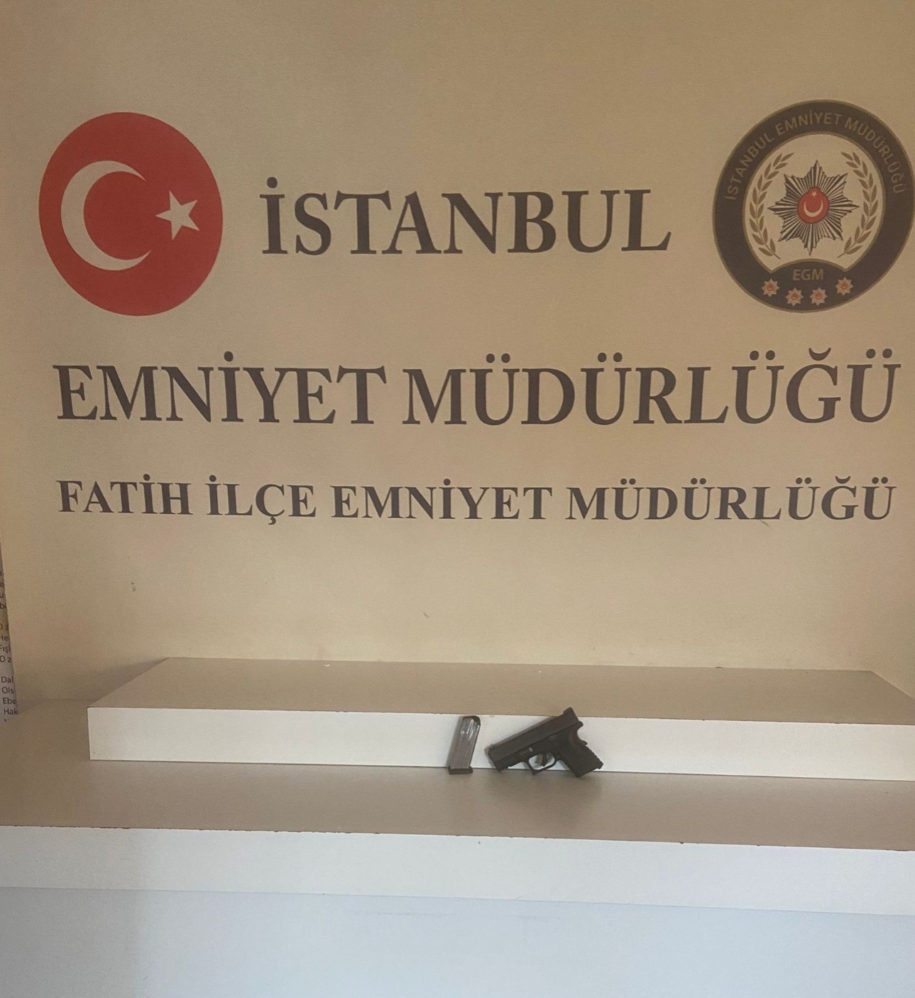 Sirkeci’de işten çıkartılan şahsın silahla işyerine ateş açtığı anların yeni görüntüleri ortaya çıktı 5 sirkecide isten cikartilan sahsin silahla isyerine ates actigi anlarin yeni goruntuleri ortaya cikti 1