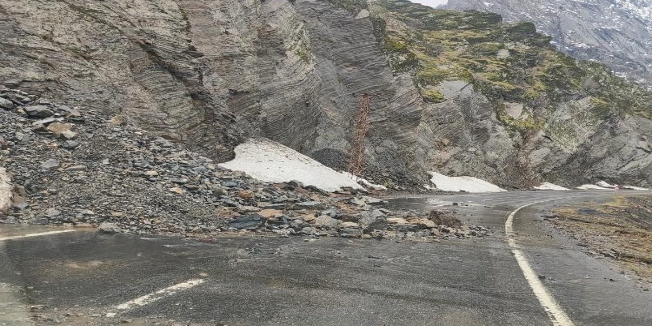 sirnak beytussebap yolundaki heyelan nedeniyle trafik akisi durdu 0 PSgTDvk7