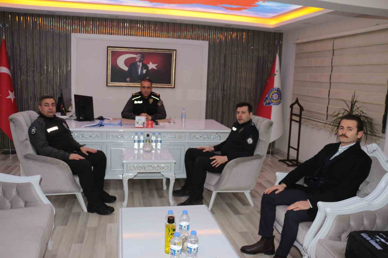 sirnak emniyet muduru sazak vatandasin huzuru icin gorev basindayiz 0 A63FXKss