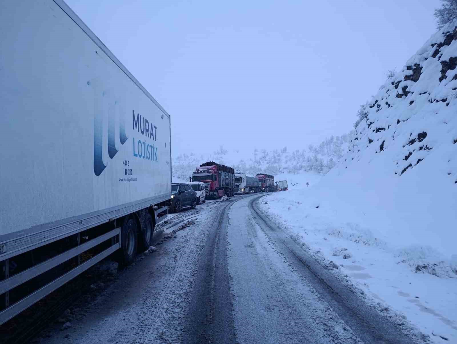 sirnak hakkari yolu ulasima kapandi araclar yolda mahsur kaldi 0 lheyReC5