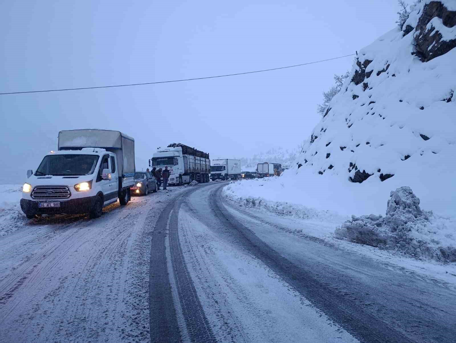 sirnak hakkari yolu ulasima kapandi araclar yolda mahsur kaldi 1 zwbJbInn