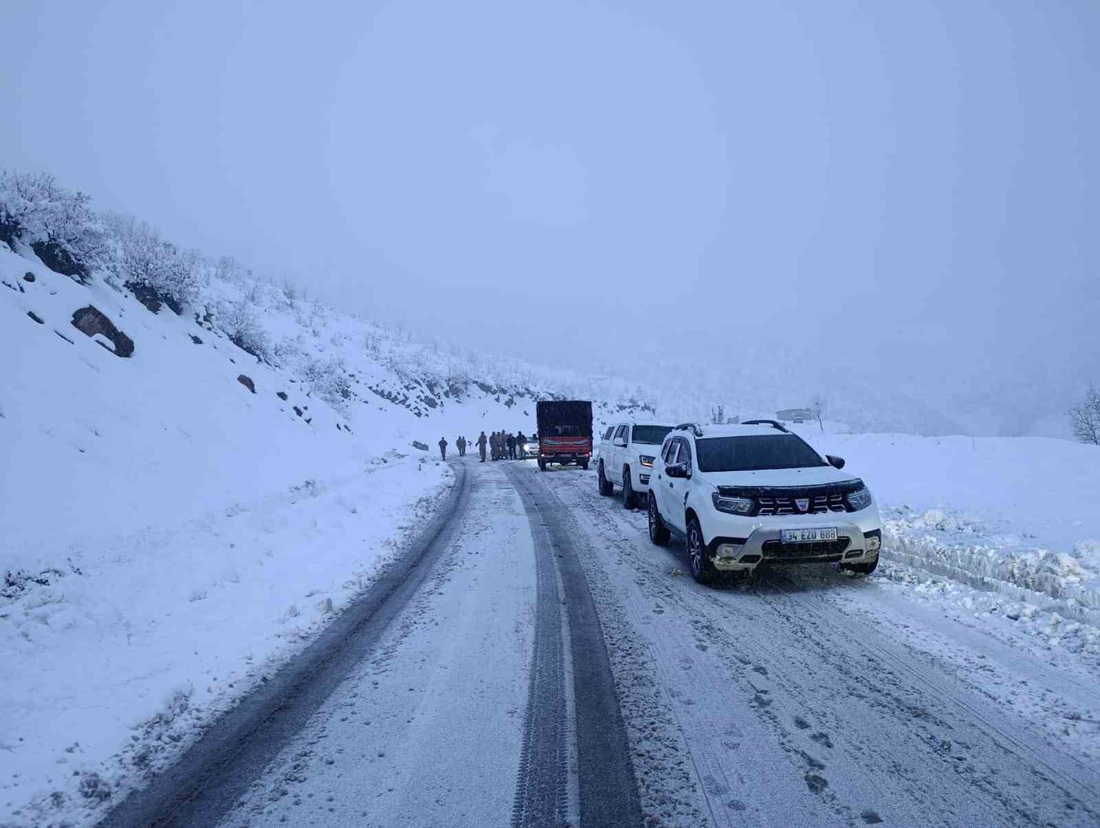 sirnak hakkari yolu ulasima kapandi araclar yolda mahsur kaldi 2 P7hMBDVN