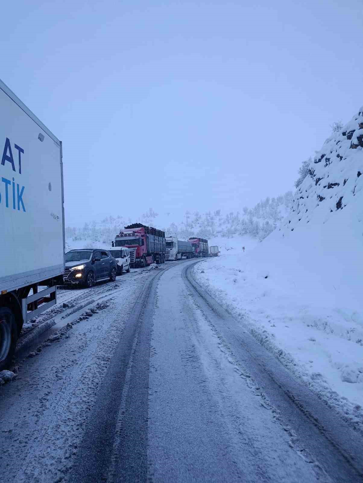 sirnak hakkari yolu ulasima kapandi araclar yolda mahsur kaldi 3 HINTWQYy