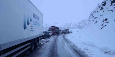 sirnak-hakkari-yolu-ulasima-kapandi-araclar-yolda-mahsur-kaldi-8SeYy1TC.jpg