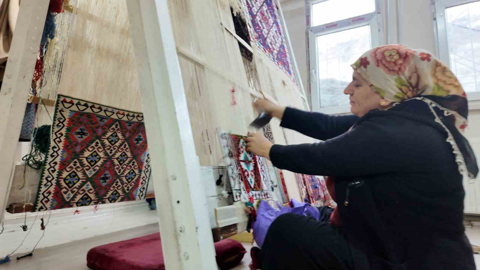 Şırnaklı kadınların ilmek ilmek işlediği halılar, 3 ayda tamamlanıyor 6 sirnakli kadinlarin ilmek ilmek isledigi halilar 3 ayda tamamlaniyor 2 w8aueq5V