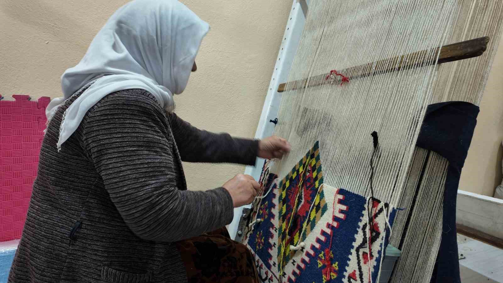Şırnaklı kadınların ilmek ilmek işlediği halılar, 3 ayda tamamlanıyor 8 sirnakli kadinlarin ilmek ilmek isledigi halilar 3 ayda tamamlaniyor 4 HzK5zK2O