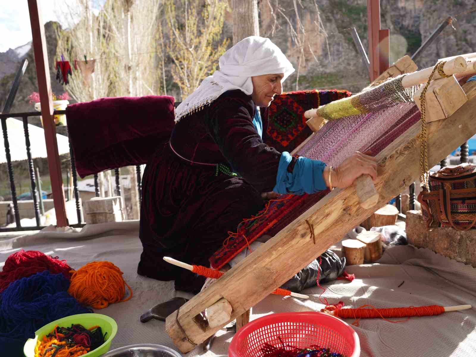 sirnakli kadinlarin ilmek ilmek isledigi seccadeler 20 bin liradan satiliyor 0