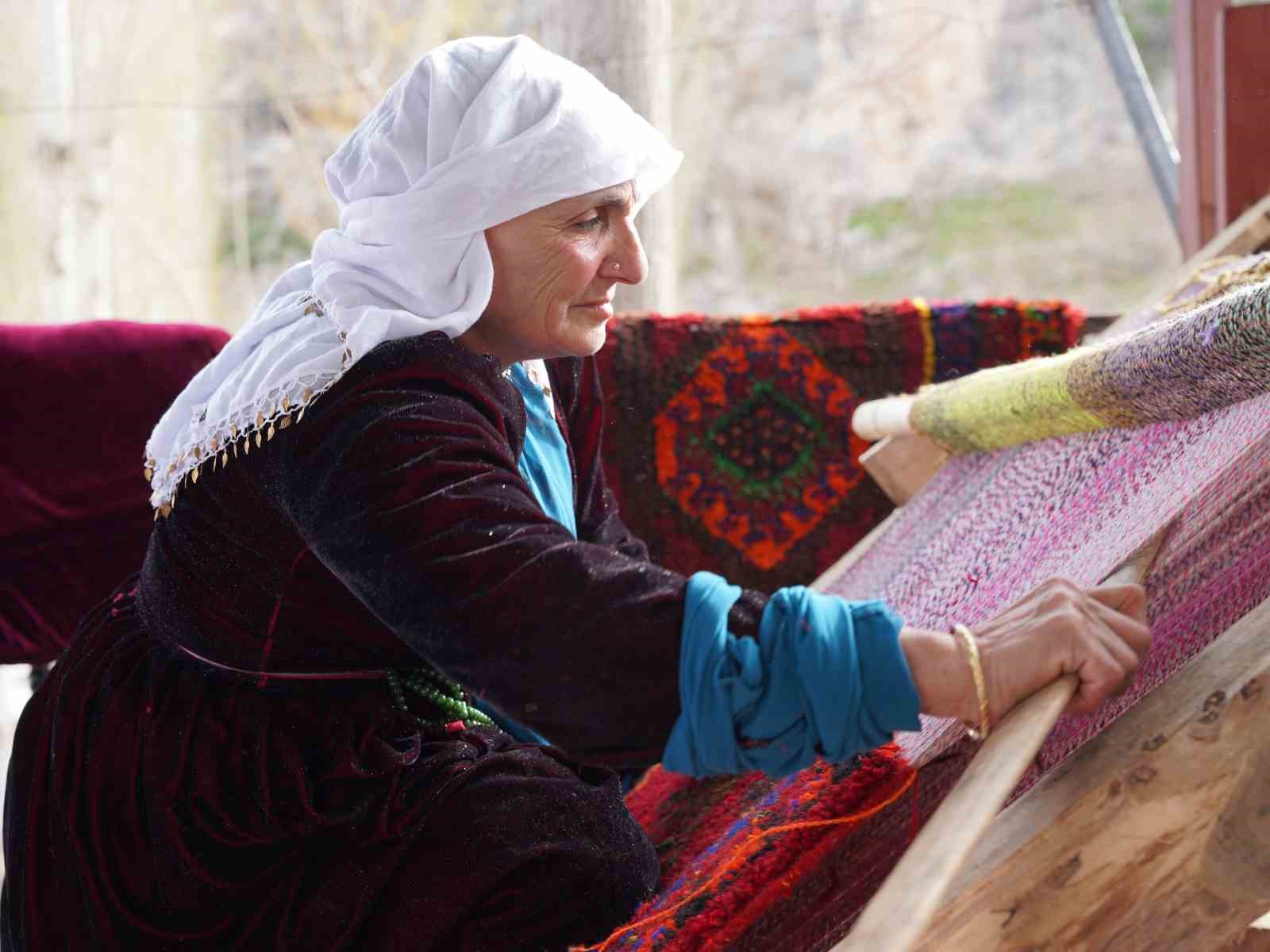 sirnakli kadinlarin ilmek ilmek isledigi seccadeler 20 bin liradan satiliyor 2