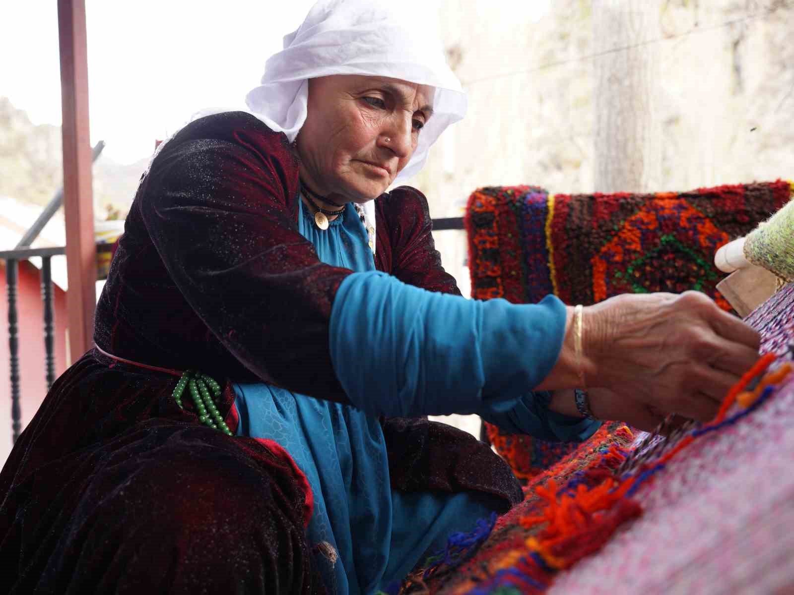 sirnakli kadinlarin ilmek ilmek isledigi seccadeler 20 bin liradan satiliyor 3 F2VWfZsI