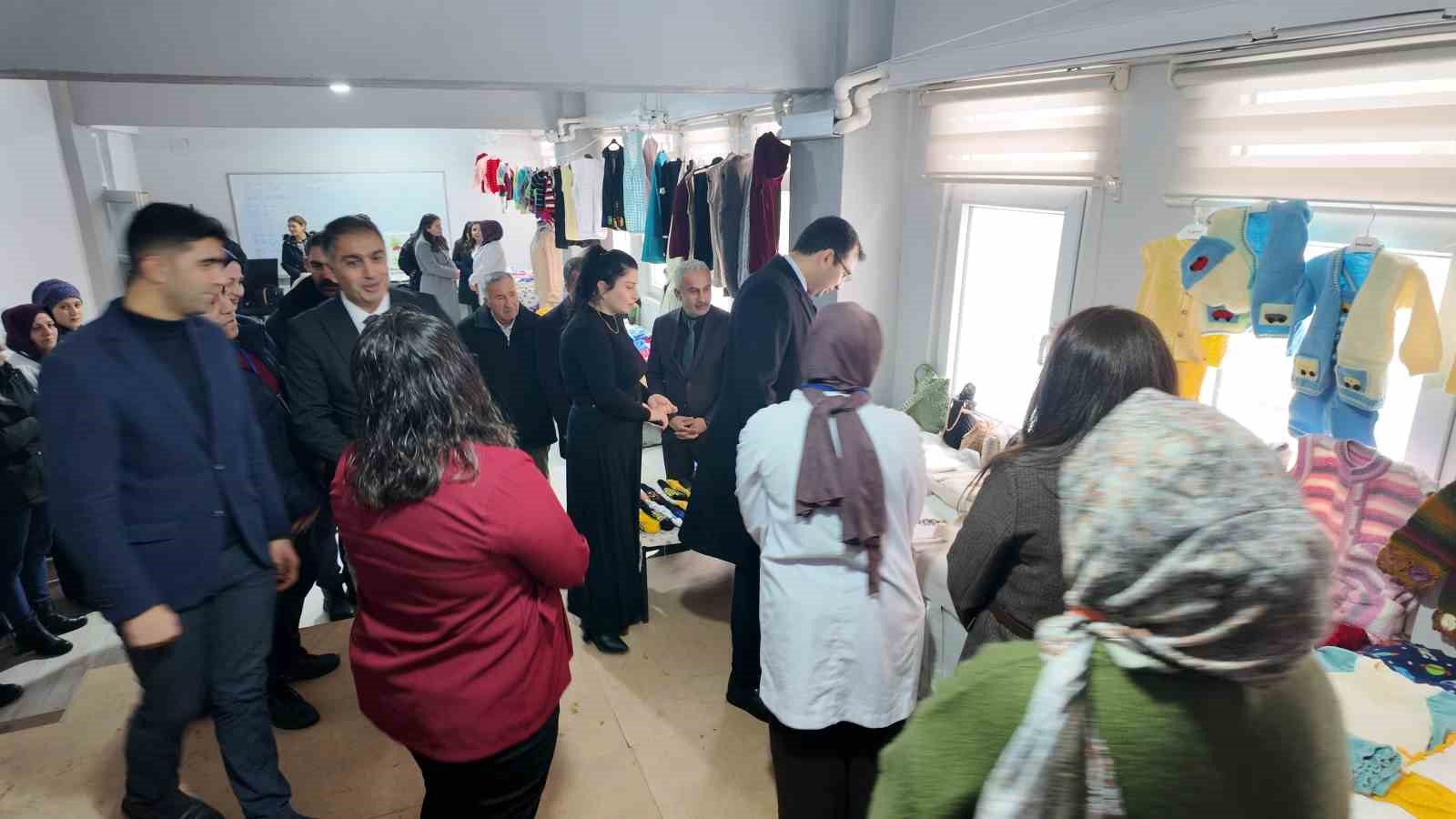 sirnakli kadinlarin kis sergisine yogun ilgi 3 wLgSKNVy