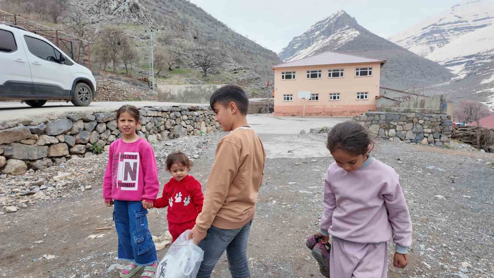 sirnakli koy cocuklarina anlamli hediye 4 lMuknClB