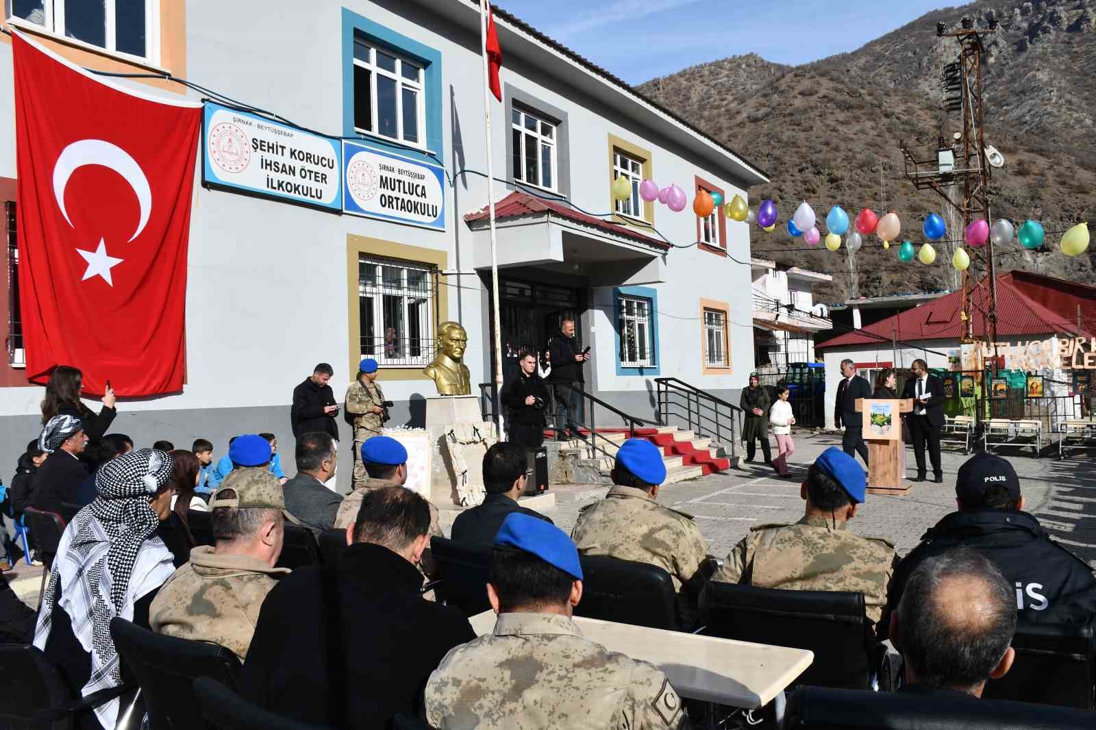 Şırnaklı öğrenciler köyde kitap yazıp imza günü etkinliği düzenledi 4 sirnakli ogrenciler koyde kitap yazip imza gunu etkinligi duzenledi 0 J8uGtbeL