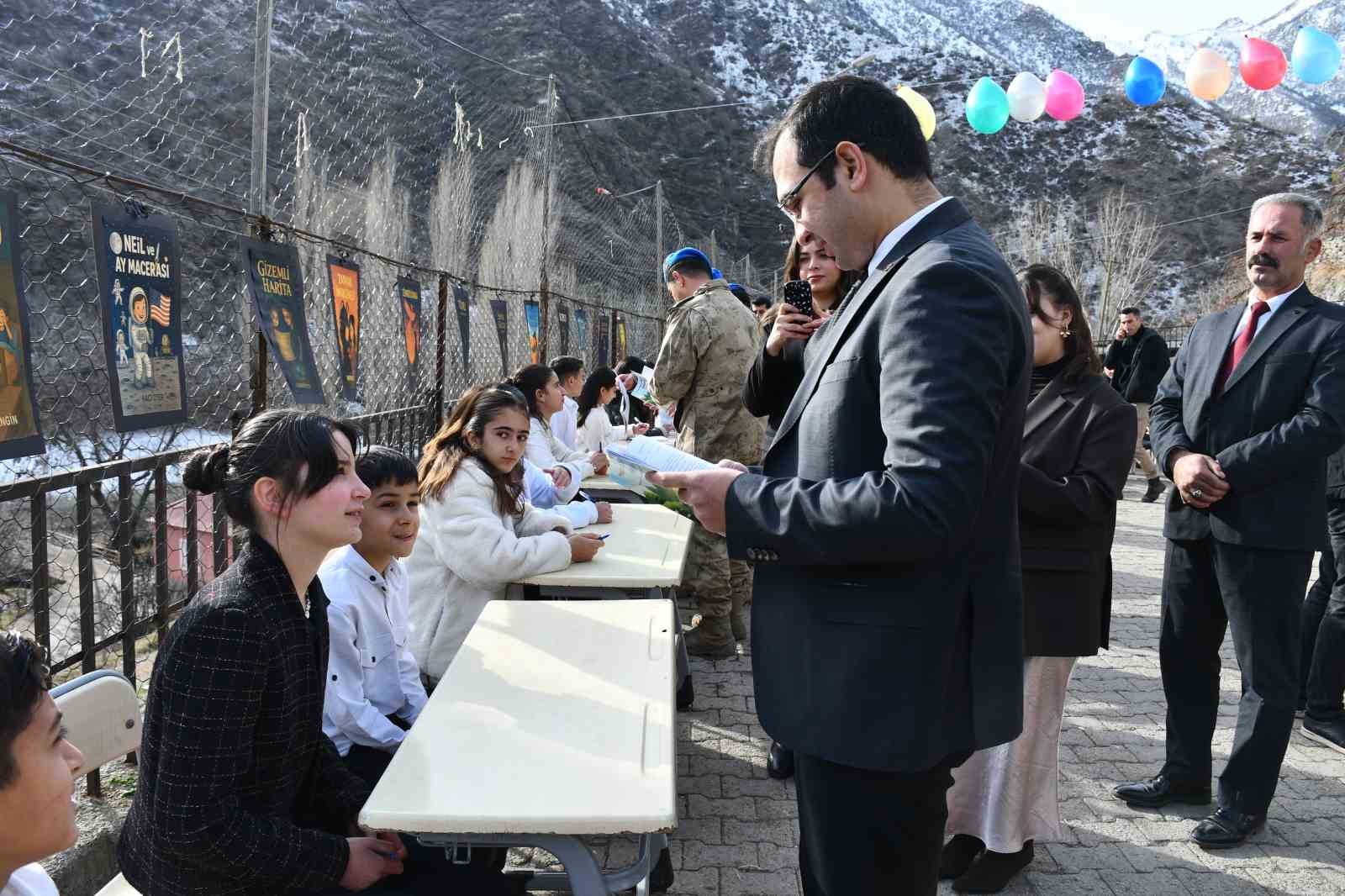 Şırnaklı öğrenciler köyde kitap yazıp imza günü etkinliği düzenledi 7 sirnakli ogrenciler koyde kitap yazip imza gunu etkinligi duzenledi 3 XyODLw1e