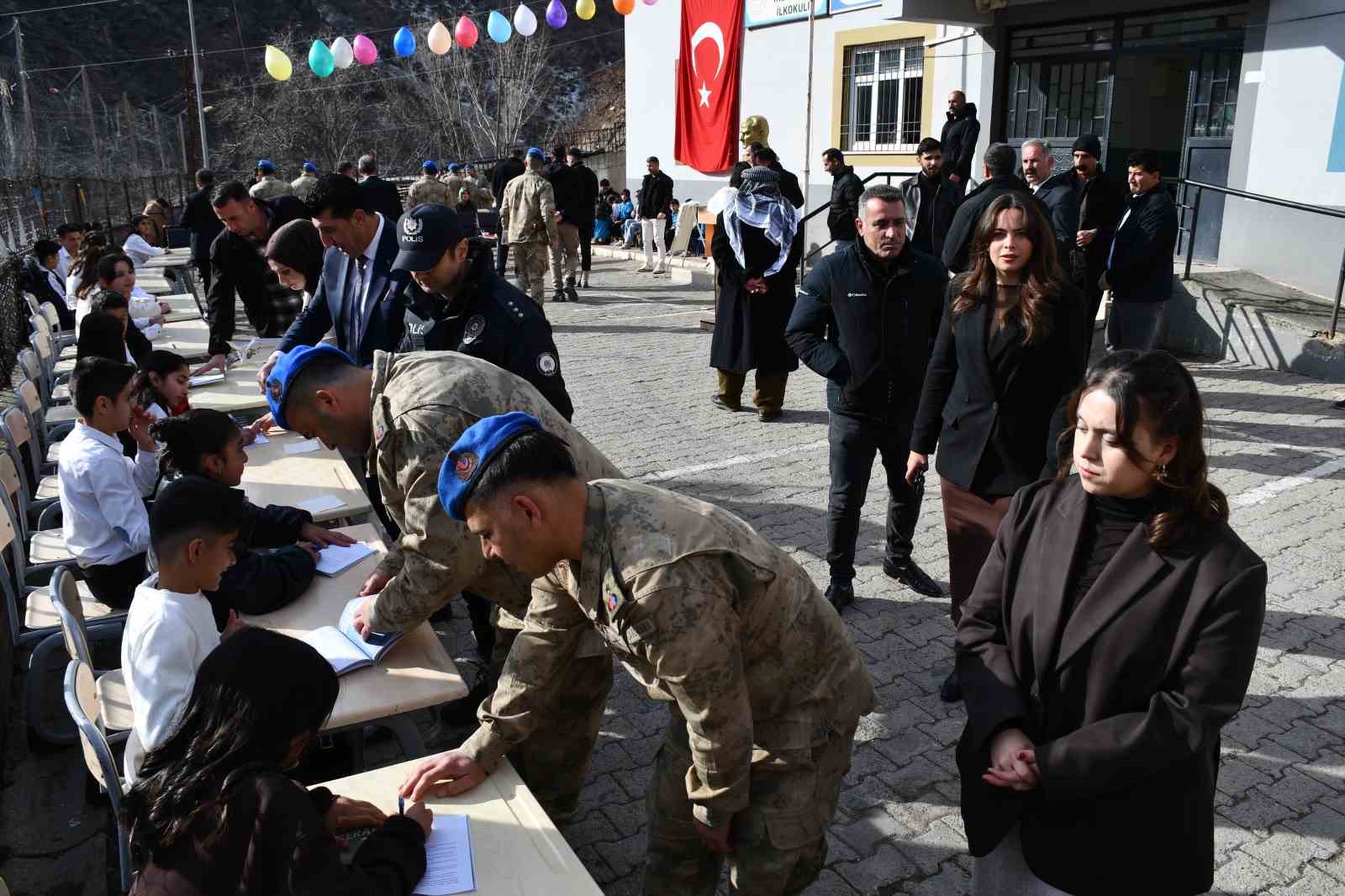 Şırnaklı öğrenciler köyde kitap yazıp imza günü etkinliği düzenledi 9 sirnakli ogrenciler koyde kitap yazip imza gunu etkinligi duzenledi 5 4dyAPGHs