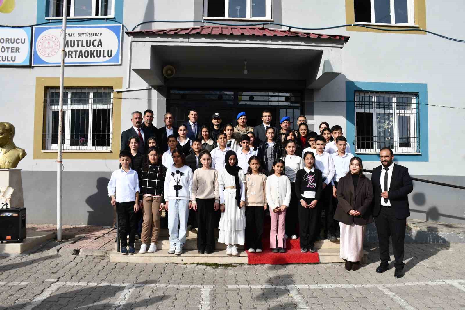 Şırnaklı öğrenciler köyde kitap yazıp imza günü etkinliği düzenledi 10 sirnakli ogrenciler koyde kitap yazip imza gunu etkinligi duzenledi 6 zaQb1XFa