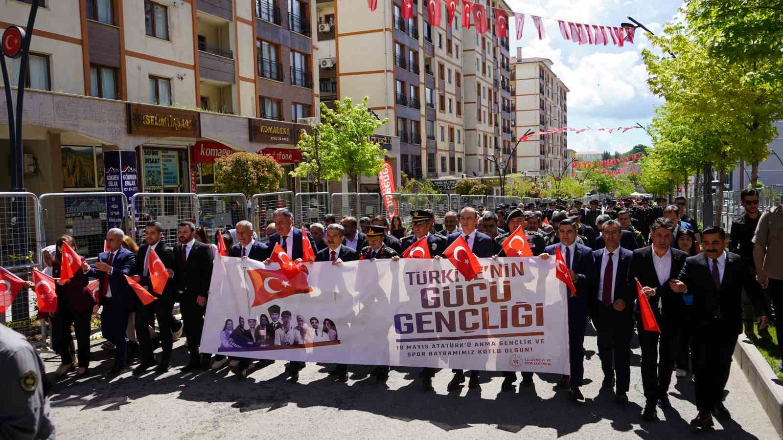 sirnakta 115 metrelik turk bayragini dalgalandirarak yuruduler 1 F9DWfQf7