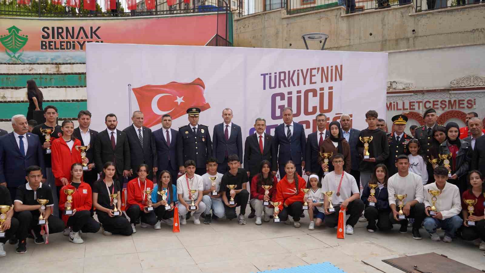 sirnakta 115 metrelik turk bayragini dalgalandirarak yuruduler 10 iyVVGLGN