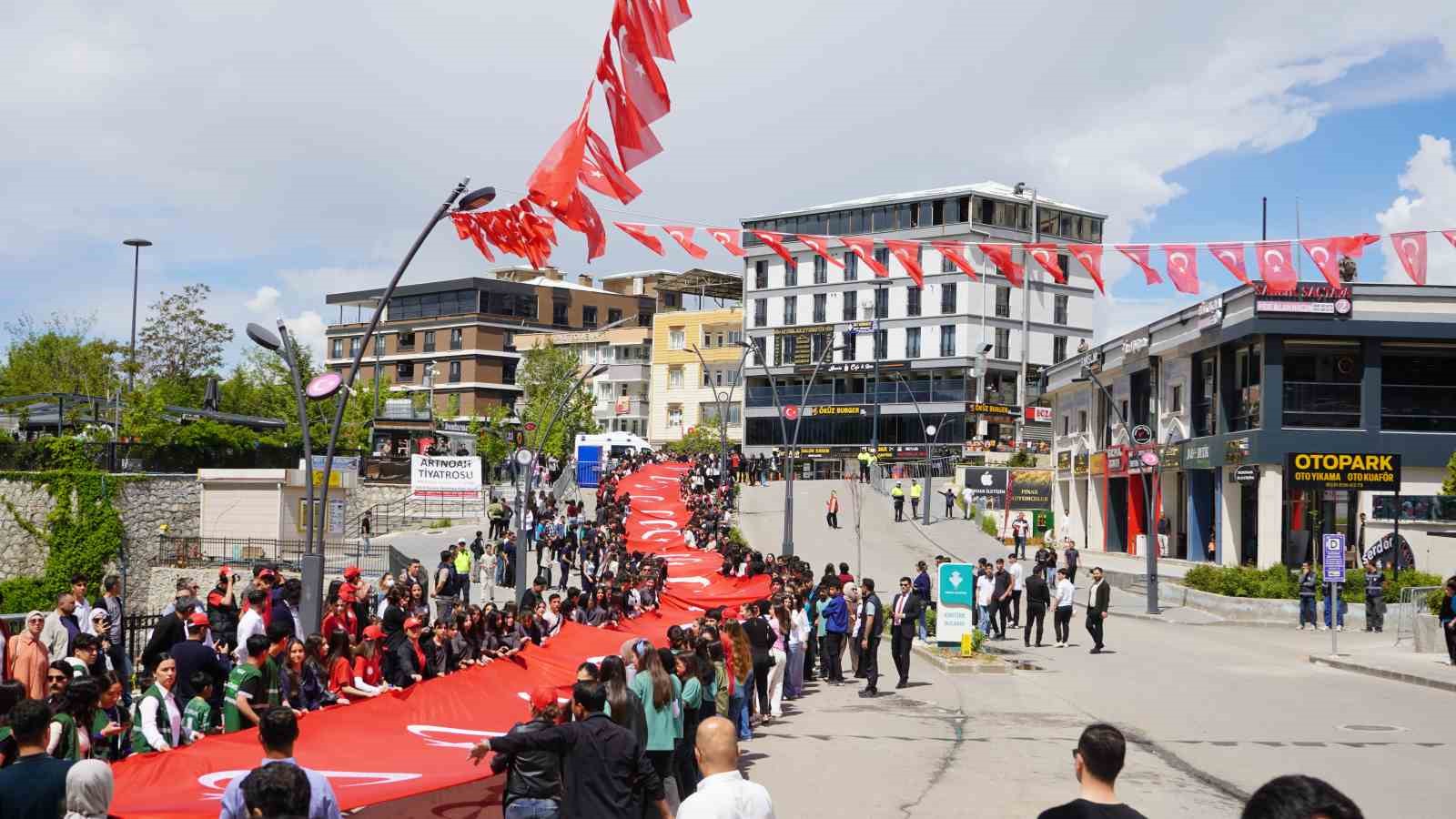 sirnakta 115 metrelik turk bayragini dalgalandirarak yuruduler 3