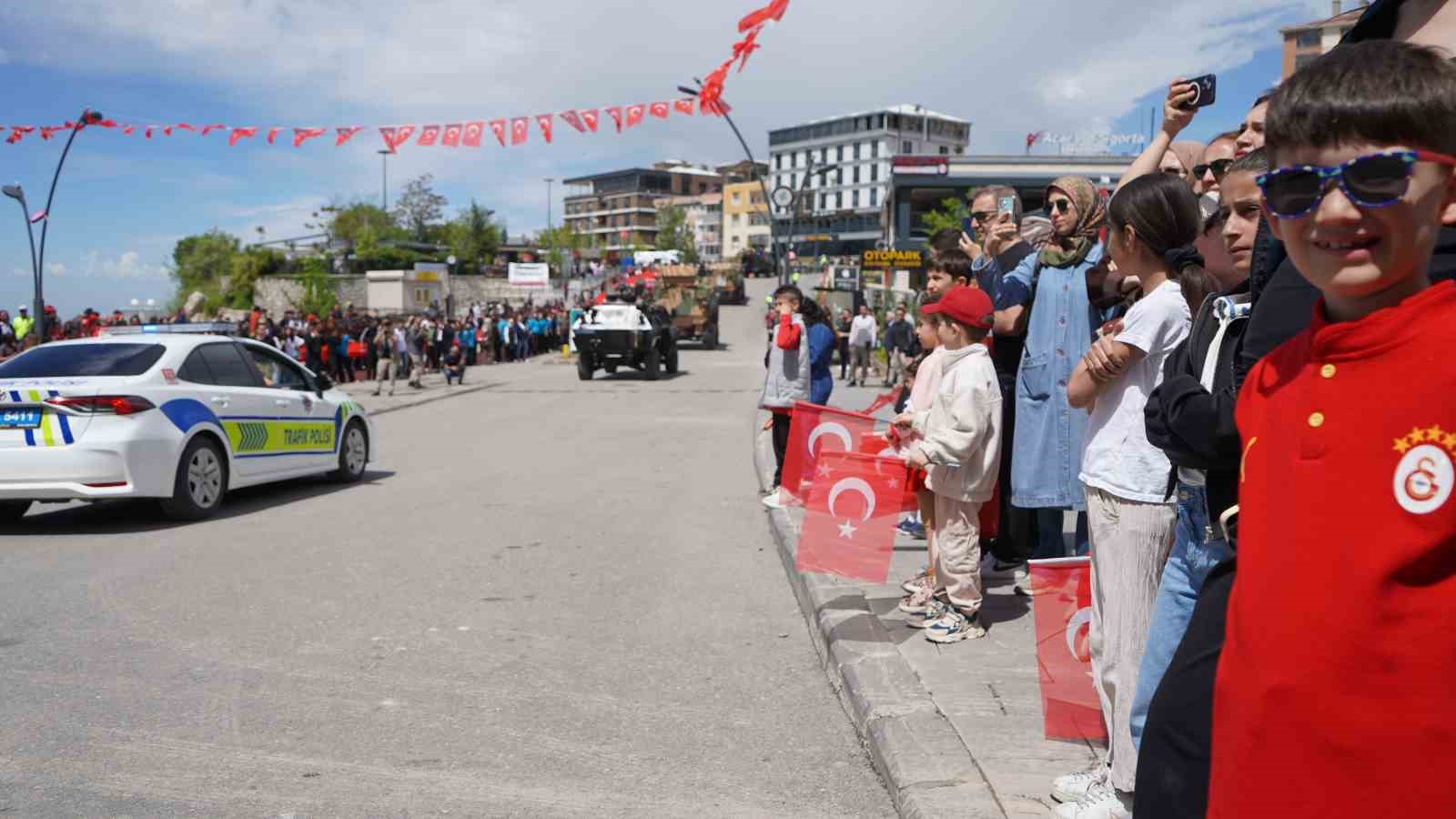 sirnakta 115 metrelik turk bayragini dalgalandirarak yuruduler 4 D6DahqLI