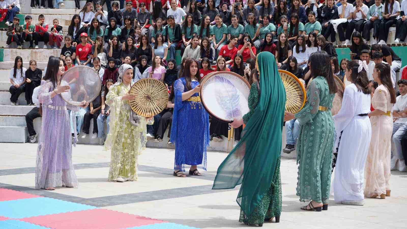 sirnakta 115 metrelik turk bayragini dalgalandirarak yuruduler 7 uvs8MZVS