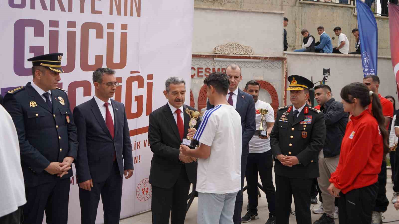 sirnakta 115 metrelik turk bayragini dalgalandirarak yuruduler 9 AWBcYwzw