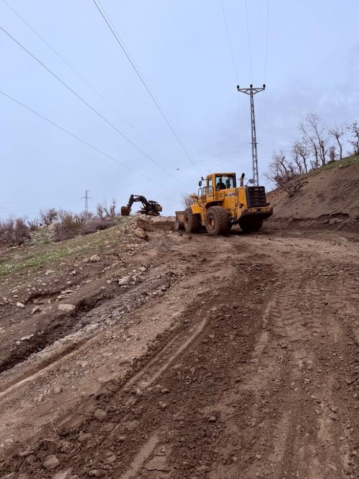 sirnakta 18 koy yolunda calismalar suruyor 1 AaNnaR75
