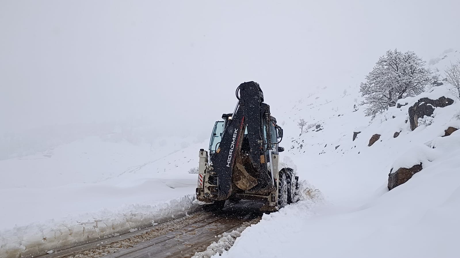 sirnakta 20 koy yolu ulasima acildi 4 cC8QkA4J