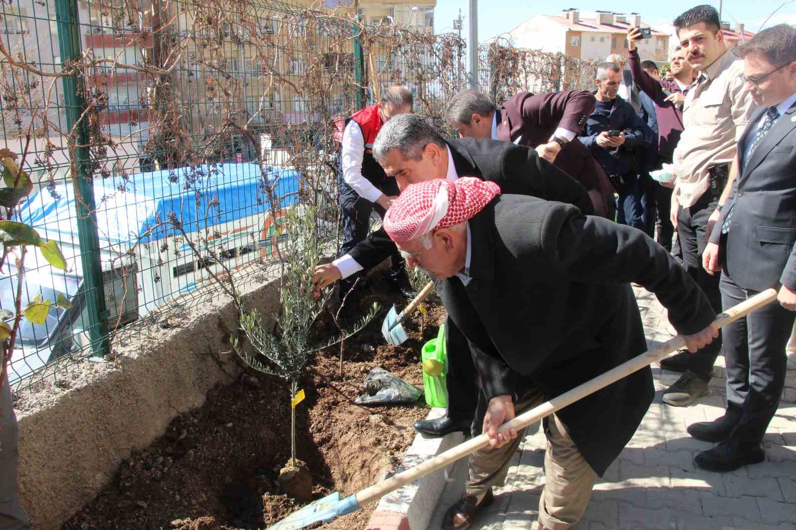 sirnakta 25 bin 200 fidan toprakla bulustu 810 dekar meyve bahcesi oluyor 7 qQOkiLSS