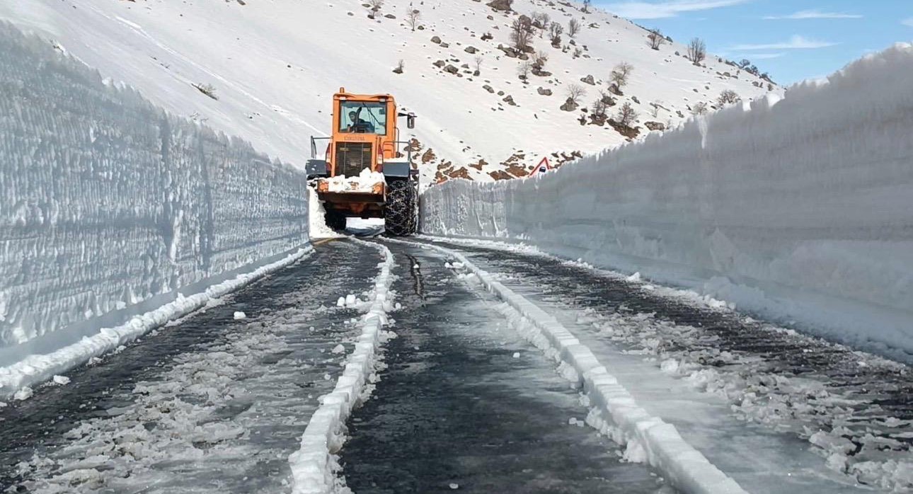 sirnakta 70 gundur kapali olan belde yolunun acilmasi icin calismalar baslatildi 1