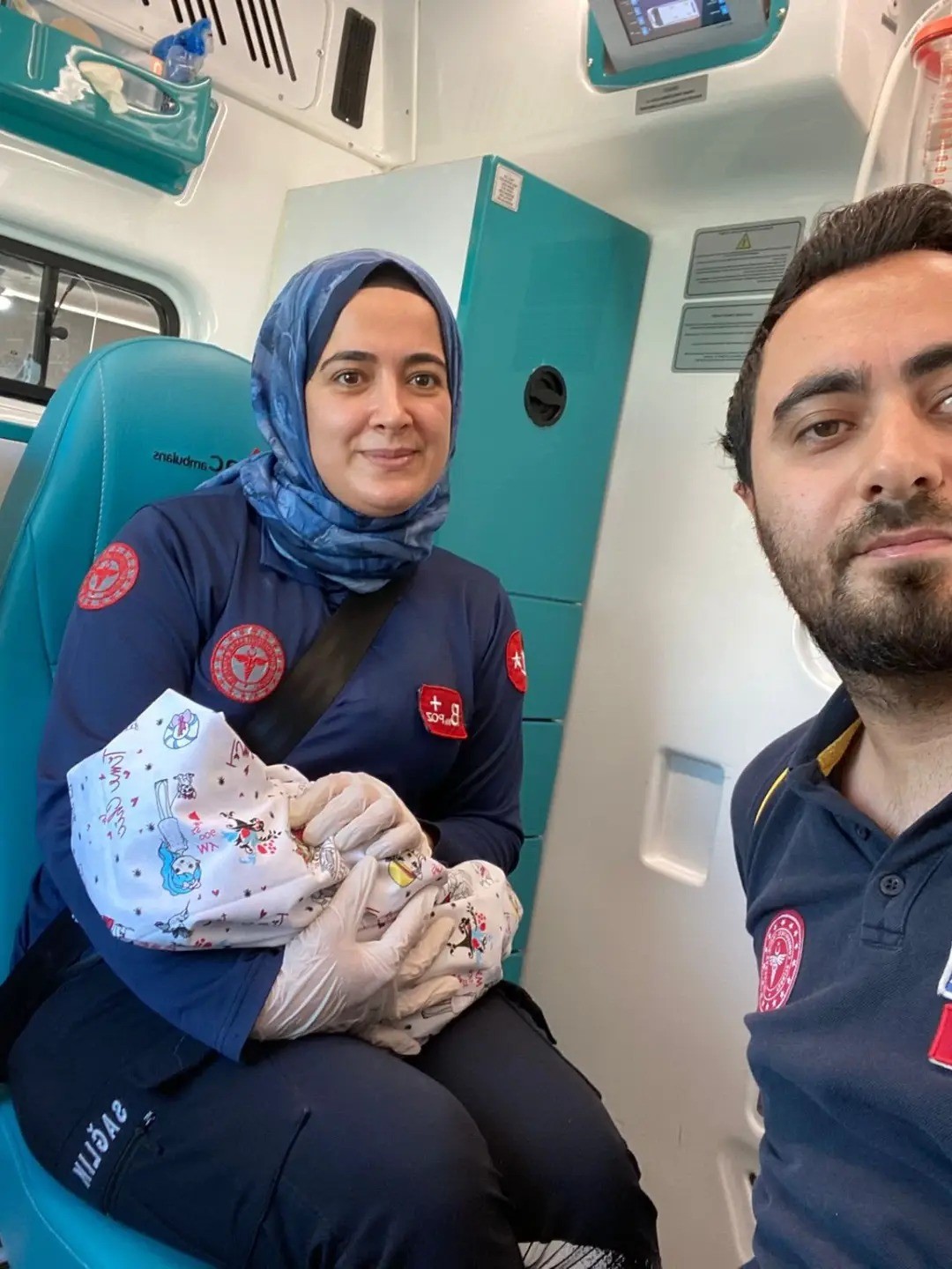 Şırnak’ta anne hastaneye yetişemedi, sağlık ekibi bebeği ambulansta doğurttu 4 sirnakta anne hastaneye yetisemedi saglik ekibi bebegi ambulansta dogurttu 0 FHwpwsn3