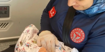 sirnakta-anne-hastaneye-yetisemedi-saglik-ekibi-bebegi-ambulansta-dogurttu-9ZztSZml.jpg