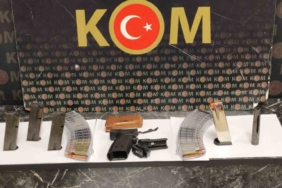 Yola saçılan tuğlalar ulaşımı tek yöne düşürdü 2 thumbnail