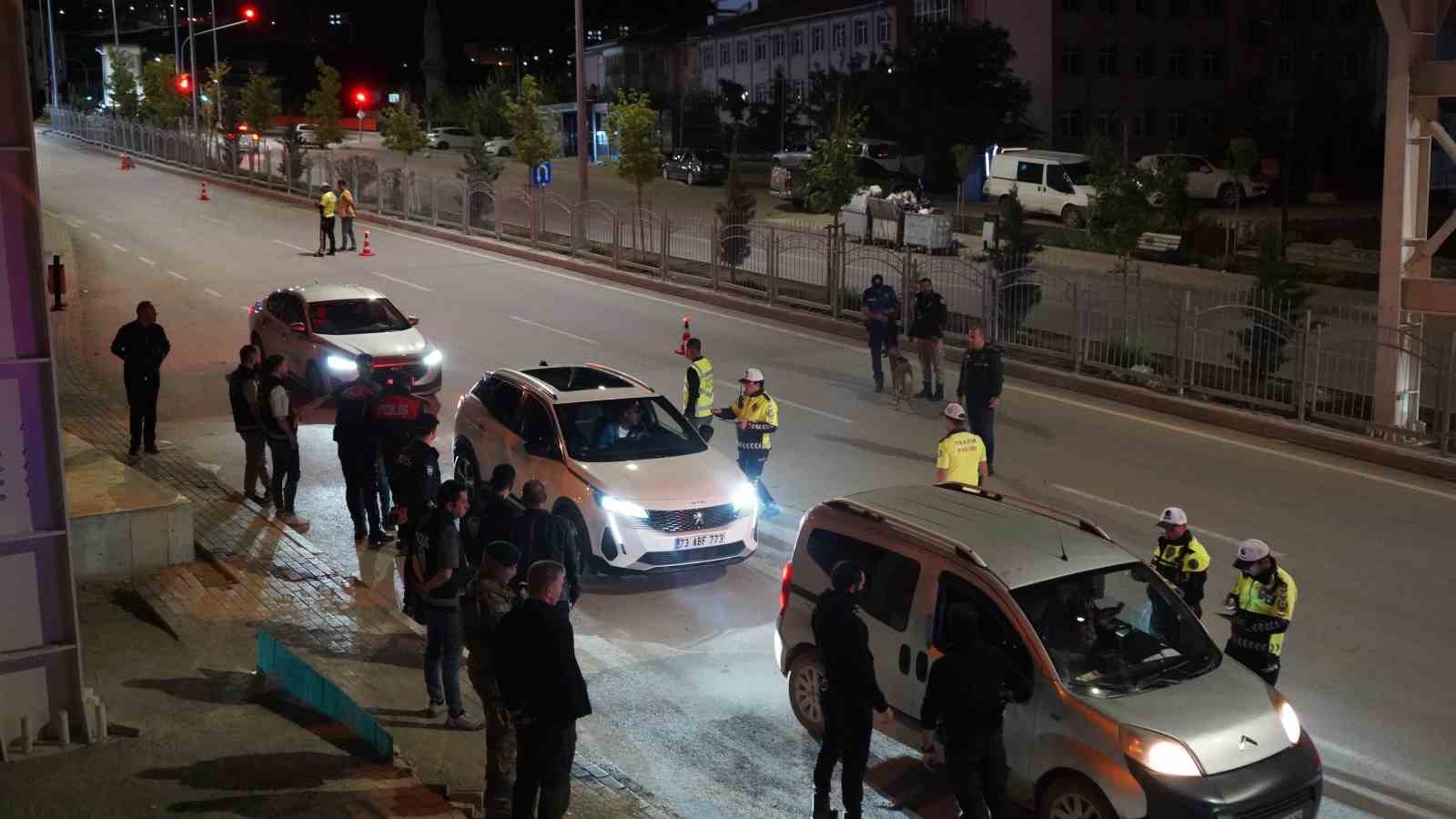 Şırnak’ta bayram alarmı: Bin 800 polisle "Huzur Şırnak" uygulaması 12 sirnakta bayram alarmi bin 800 polisle huzur sirnak uygulamasi 8 4kSJplJ4