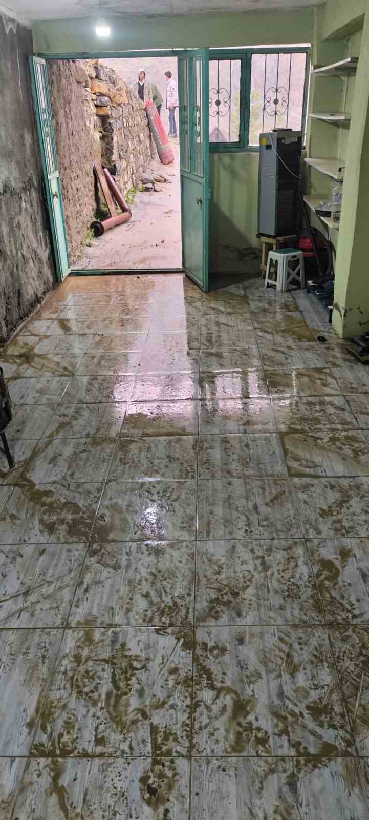 sirnakta cami sular altinda kaldi 2 8XMATUuV