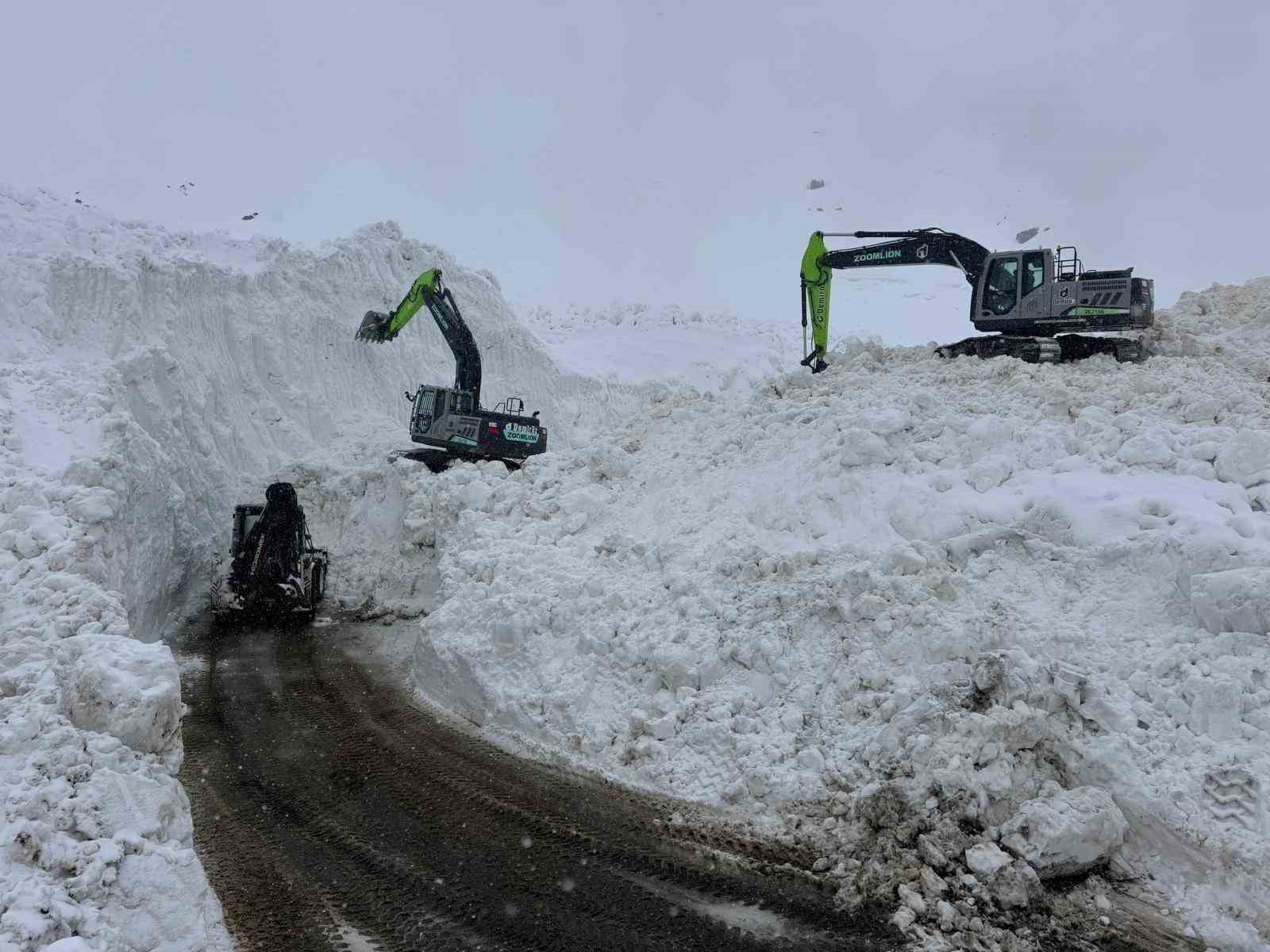 Şırnak’ta çığ düşen yolda çalışmalar devam ediyor 4 sirnakta cig dusen yolda calismalar devam ediyor 0 ULYbpkpC