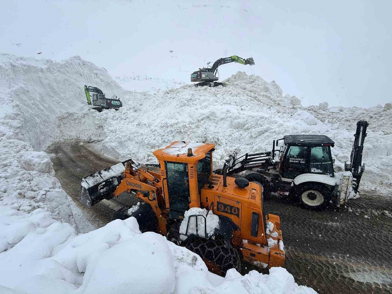 Şırnak’ta çığ düşen yolda çalışmalar devam ediyor 5 sirnakta cig dusen yolda calismalar devam ediyor 1 tP9a8sia
