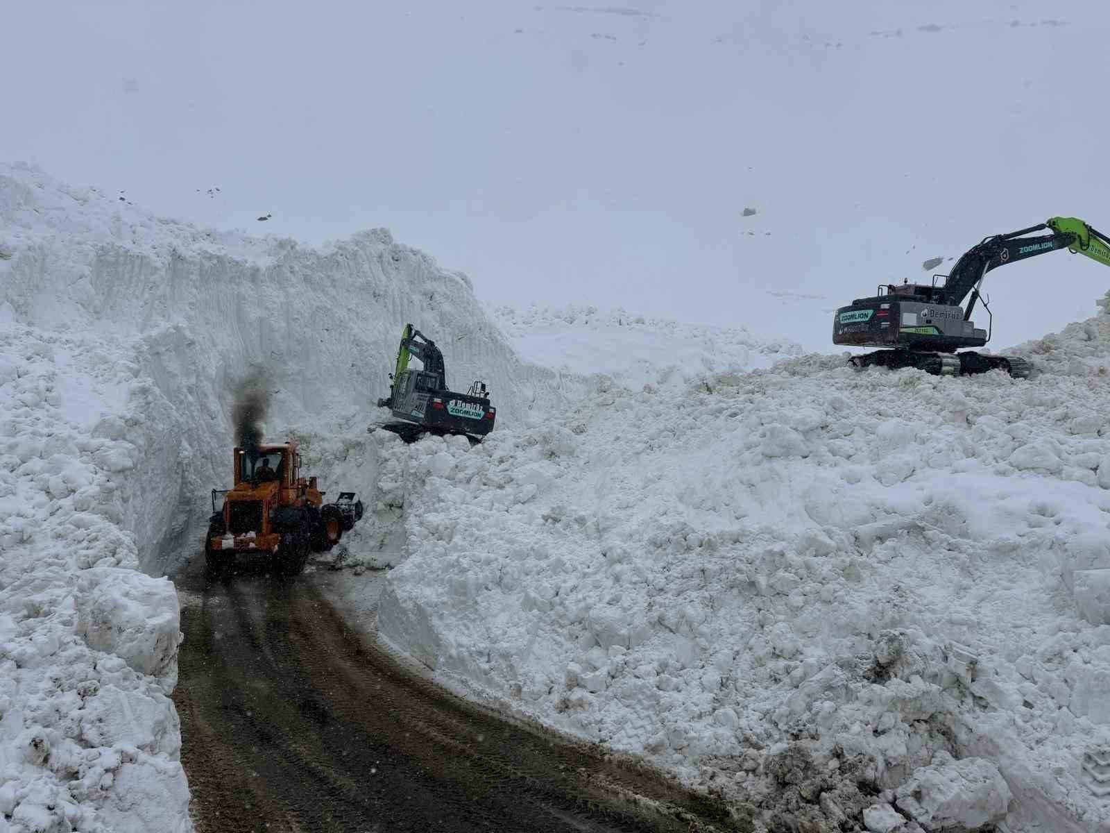 Şırnak’ta çığ düşen yolda çalışmalar devam ediyor 6 sirnakta cig dusen yolda calismalar devam ediyor 2