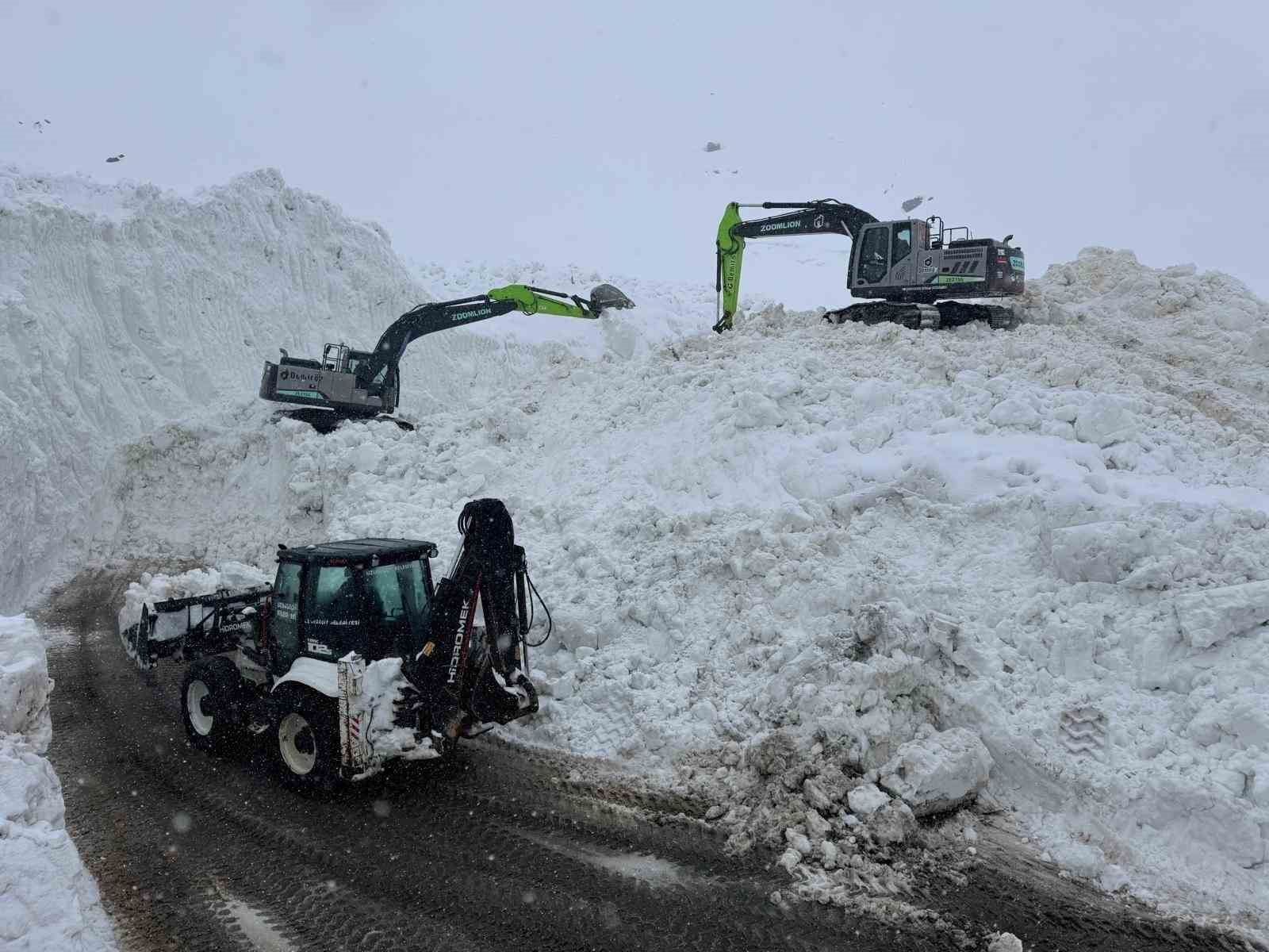 Şırnak’ta çığ düşen yolda çalışmalar devam ediyor 7 sirnakta cig dusen yolda calismalar devam ediyor 3