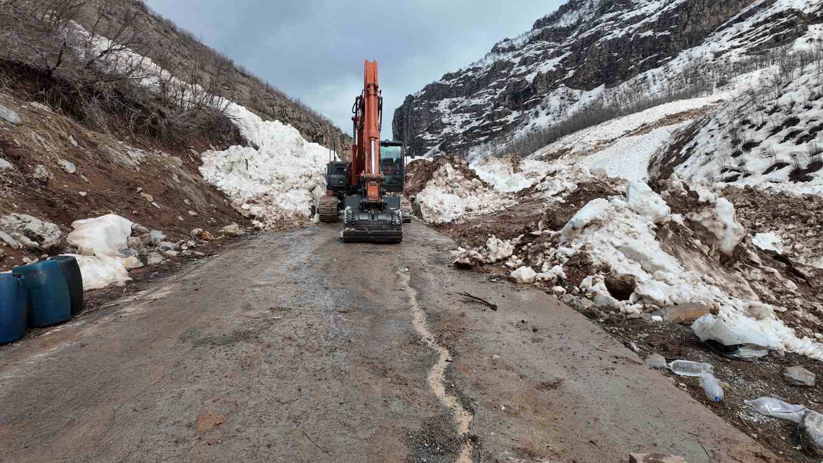 sirnakta cocuklardan alkislanacak hareket yollarin acilmasi icin gunlerdir calisan iscilere yemek goturuyorlar 0 hC1Nhudq