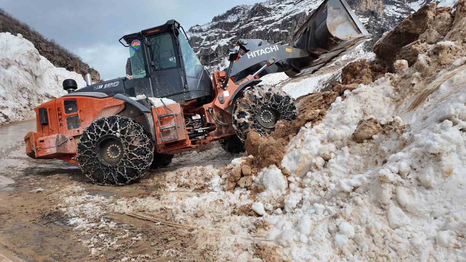 sirnakta cocuklardan alkislanacak hareket yollarin acilmasi icin gunlerdir calisan iscilere yemek goturuyorlar 1