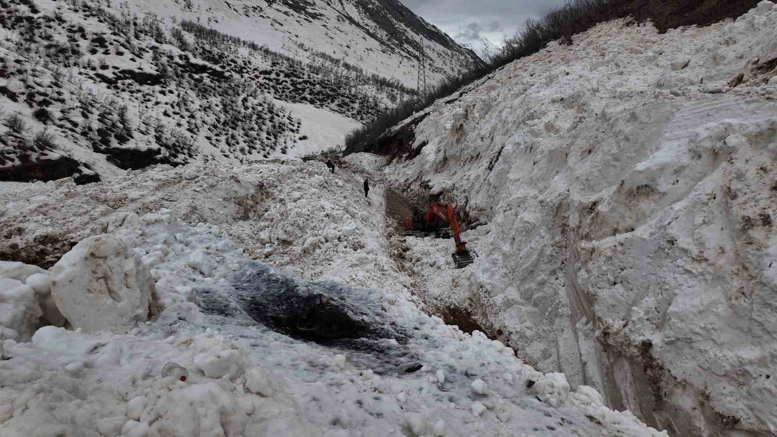 sirnakta cocuklardan alkislanacak hareket yollarin acilmasi icin gunlerdir calisan iscilere yemek goturuyorlar 10 RKbJfJ66