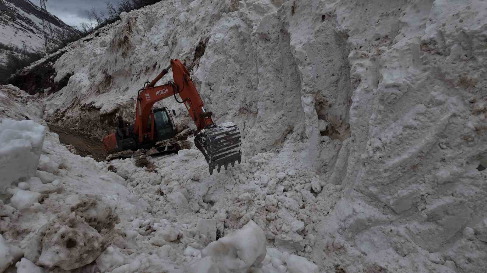 sirnakta cocuklardan alkislanacak hareket yollarin acilmasi icin gunlerdir calisan iscilere yemek goturuyorlar 11 zU5pzwOF