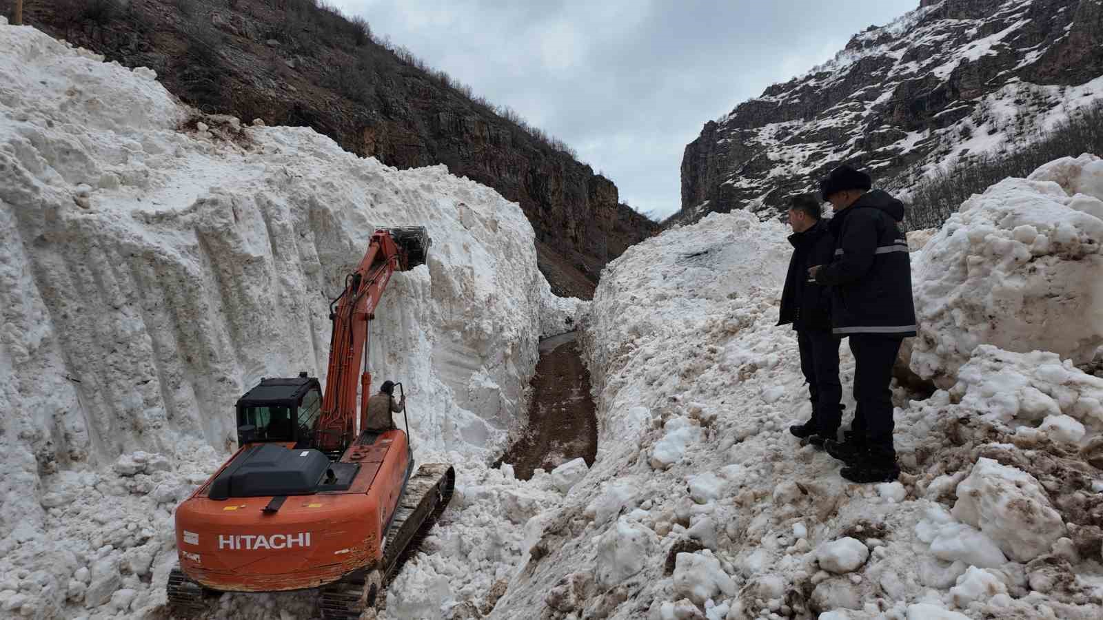 sirnakta cocuklardan alkislanacak hareket yollarin acilmasi icin gunlerdir calisan iscilere yemek goturuyorlar 12 8ZtOqpVm