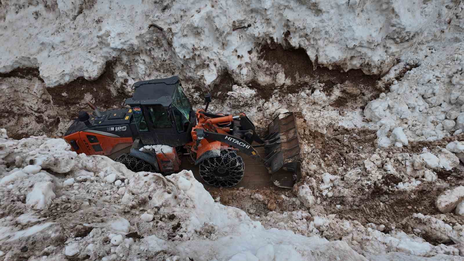 sirnakta cocuklardan alkislanacak hareket yollarin acilmasi icin gunlerdir calisan iscilere yemek goturuyorlar 13 t7fQFIsL