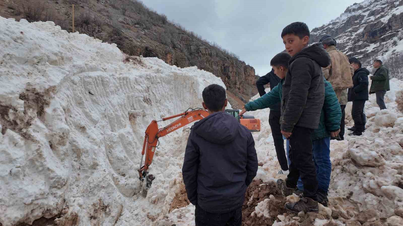 sirnakta cocuklardan alkislanacak hareket yollarin acilmasi icin gunlerdir calisan iscilere yemek goturuyorlar 14