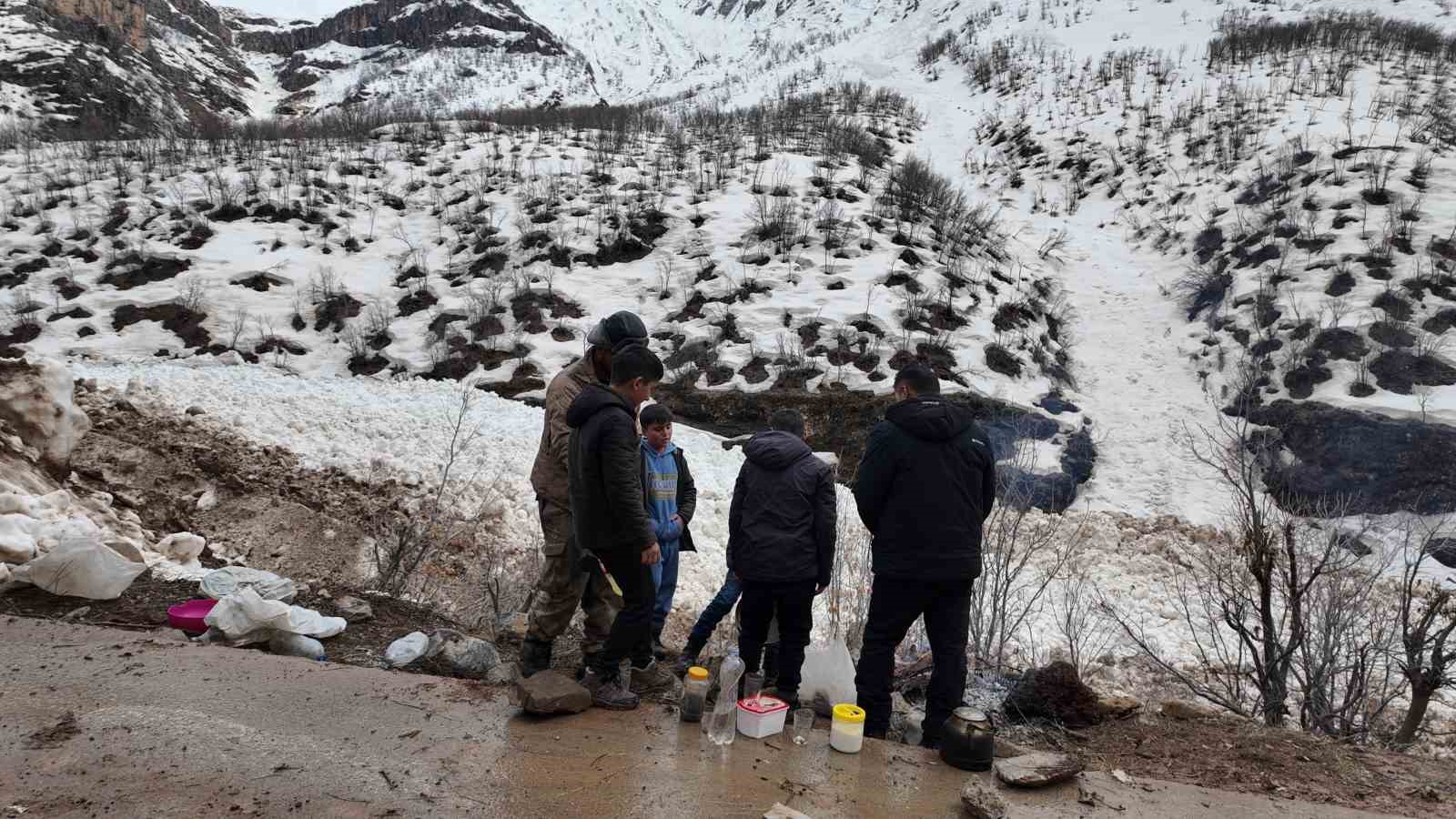 sirnakta cocuklardan alkislanacak hareket yollarin acilmasi icin gunlerdir calisan iscilere yemek goturuyorlar 6 vUBzW43C